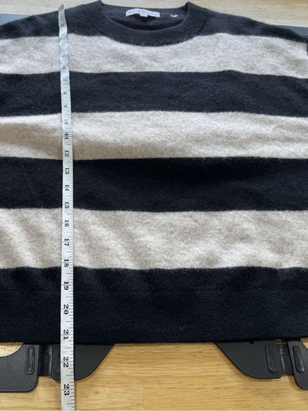 🆕 White + Warren cashmere crewneck sweater size L in Black and Natural Striped - Picture 9 of 16